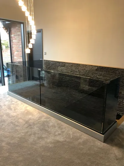 Perfil de balaustrada de aluminio de color gris