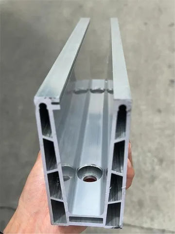 Sistema de barandilla de vidrio Canal de aluminio U con paneles de vidrio laminado y pasamanos